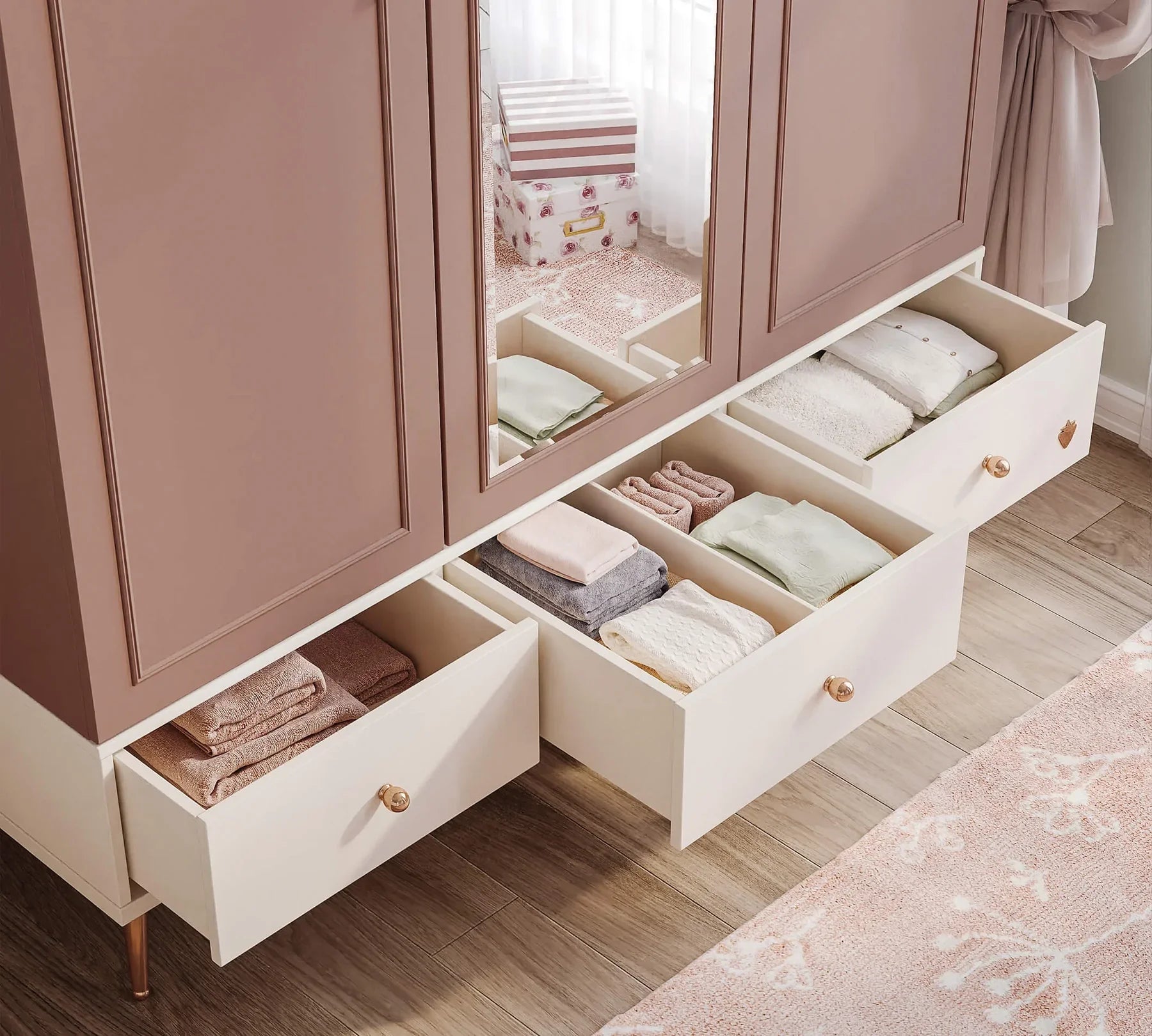 Стая «Elegance Plus» легло, гардероб, матрак, бюро, килим, завеси, осветление