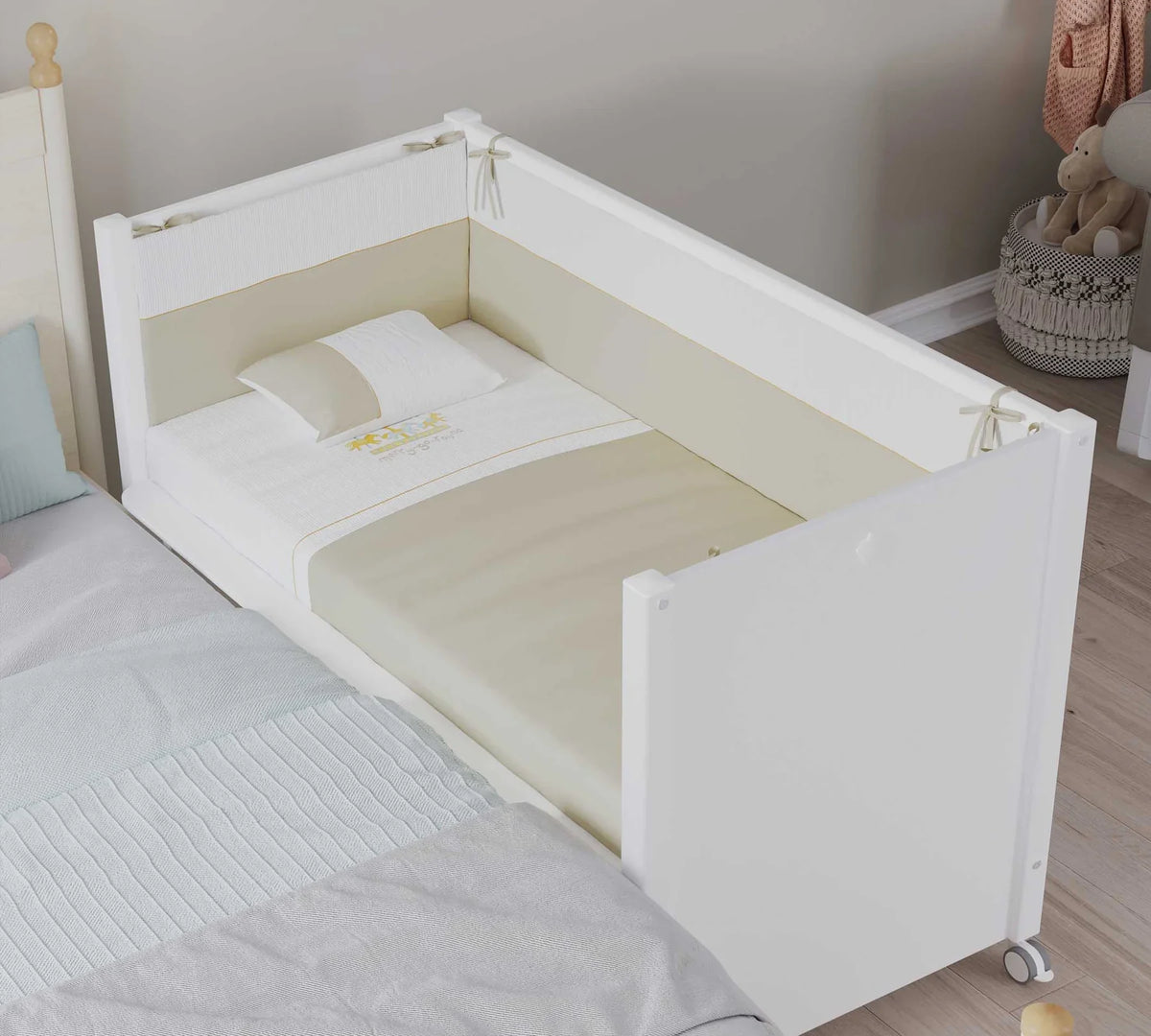 Бебешка кошара «White» с въртящи колелца и подвижна преграда, за матрак 60х120см