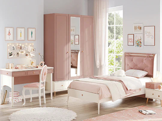 Стая «Elegance Plus» легло, гардероб, матрак, бюро, килим, завеси, осветление