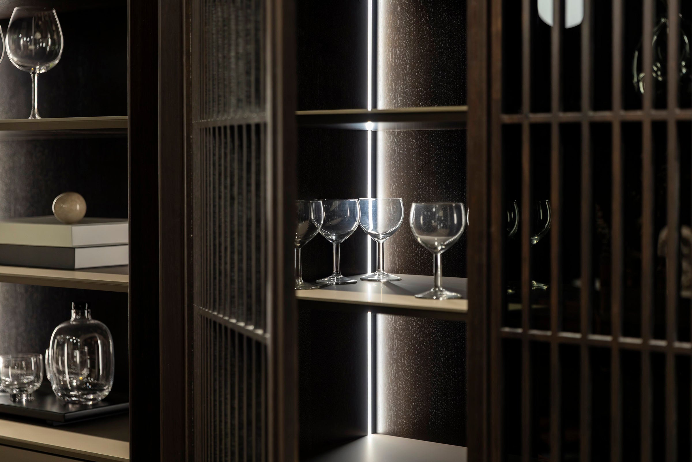 Витрина «Riva» + стъклени врати, с чекмедже и LED осветление, размер 103х160х50см
