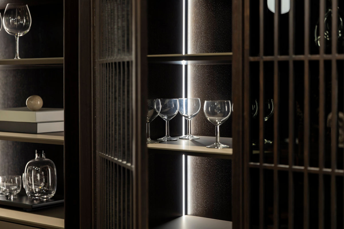 Витрина «Riva» + стъклени врати, с чекмедже и LED осветление, размер 103х160х50см