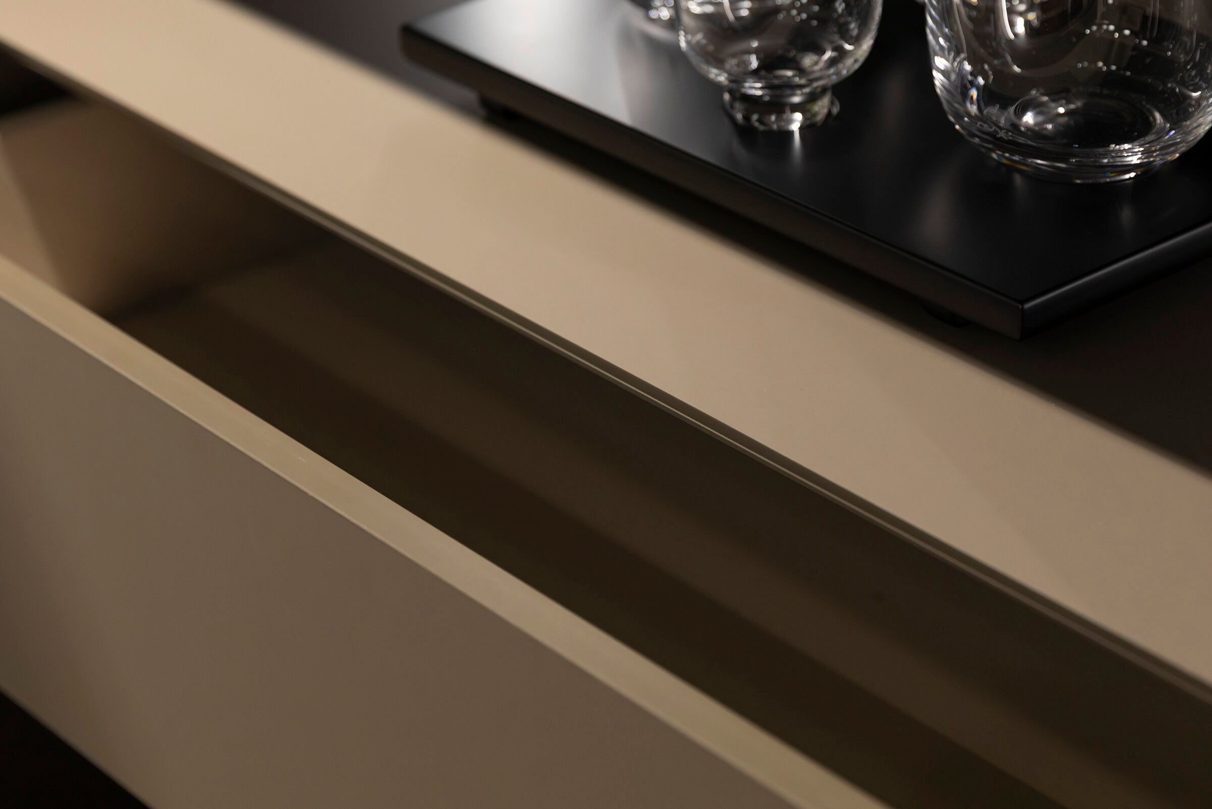 Витрина «Riva» + стъклени врати, с чекмедже и LED осветление, размер 103х160х50см