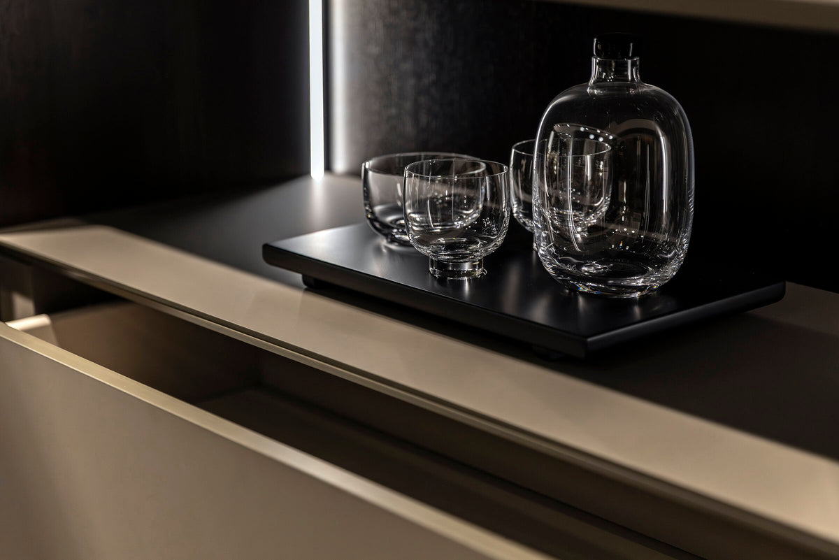 Витрина «Riva» + стъклени врати, с чекмедже и LED осветление, размер 103х160х50см
