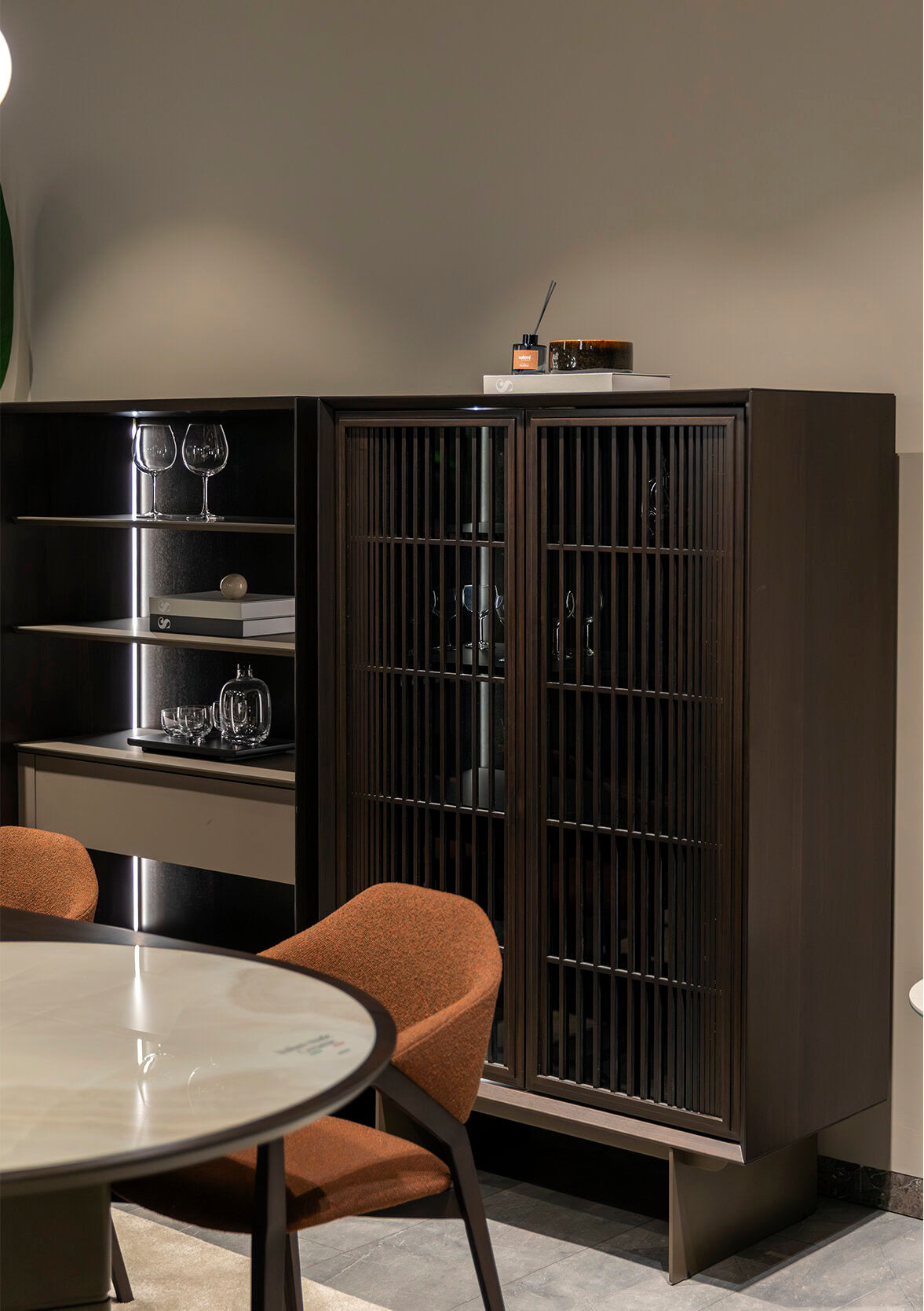 Витрина «Riva» + стъклени врати, с чекмедже и LED осветление, размер 103х160х50см