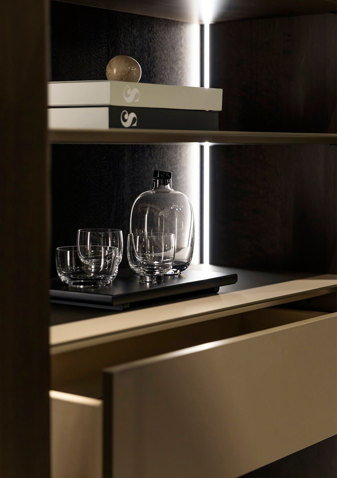 Витрина «Riva» + стъклени врати, с чекмедже и LED осветление, размер 103х160х50см